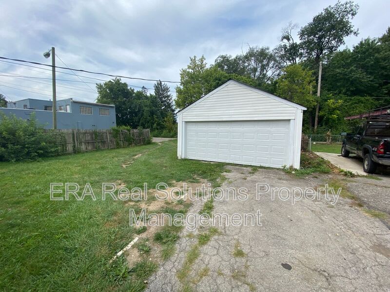 2231 Parkwood Av – photo 2