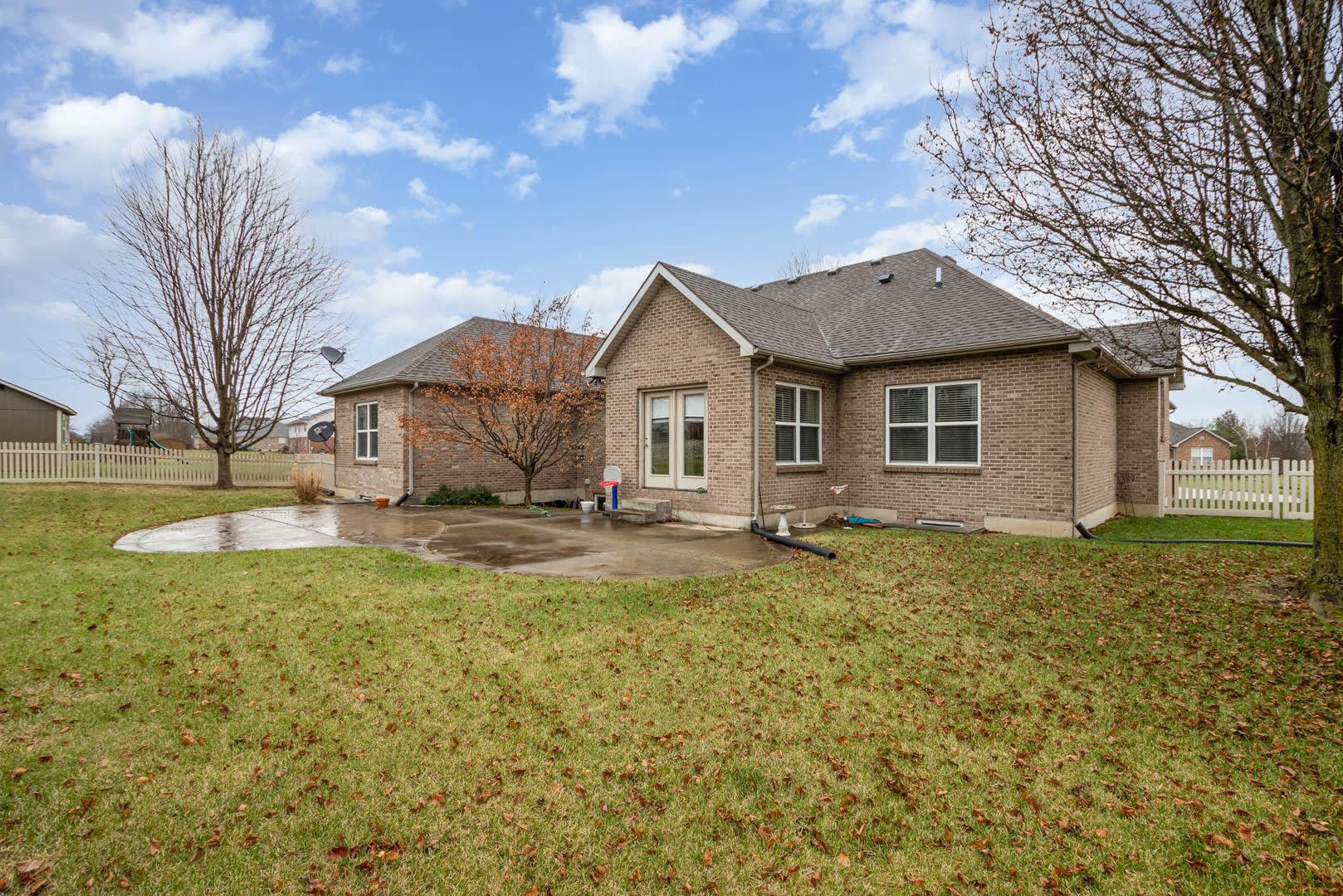 New! Large home in Great suburban neighborhood. – photo 2