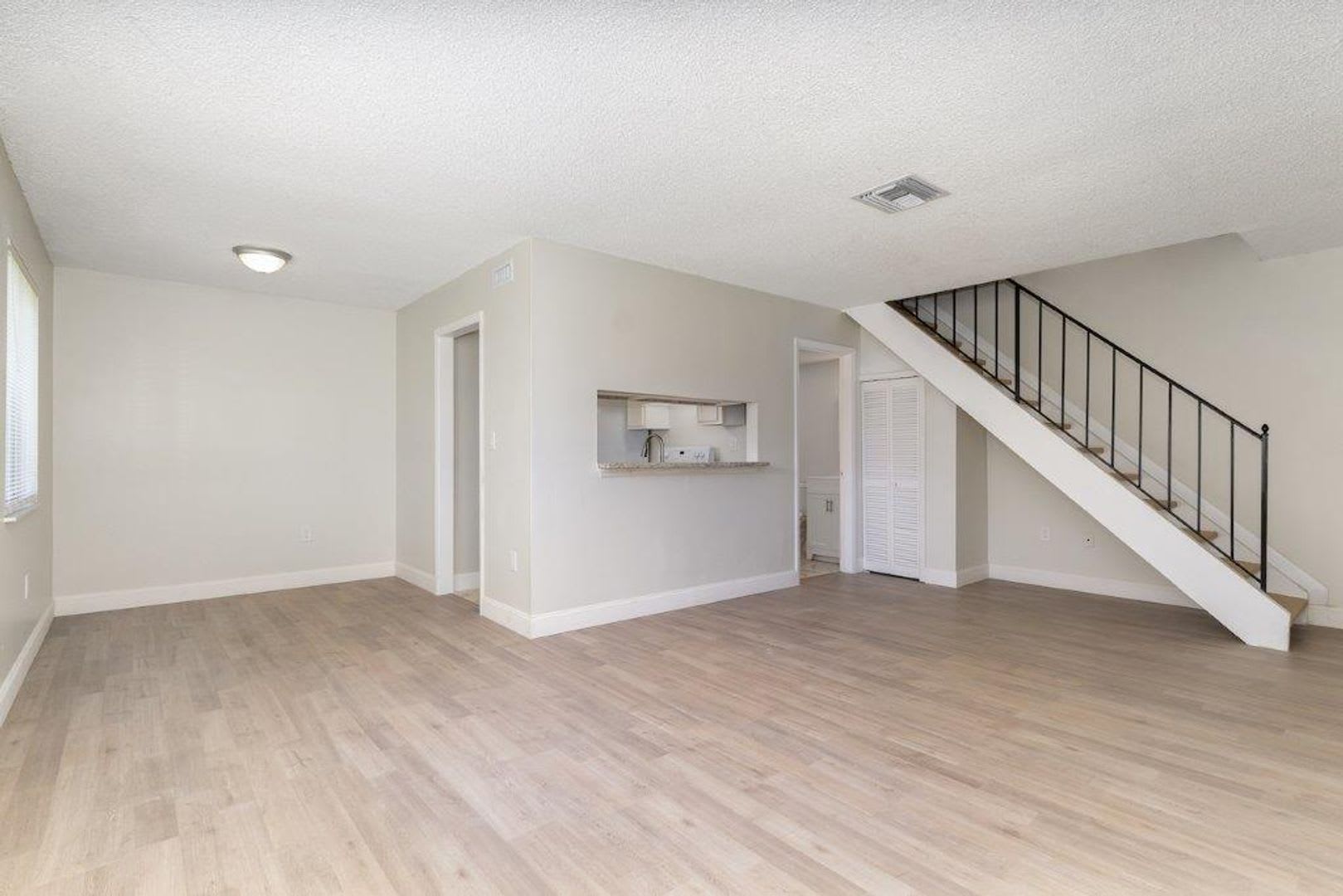 REDUCED PRICE!!! 2 BEDROOM CONDO CLOSE TO UNIVERSAL AND VALENCIA – photo 4
