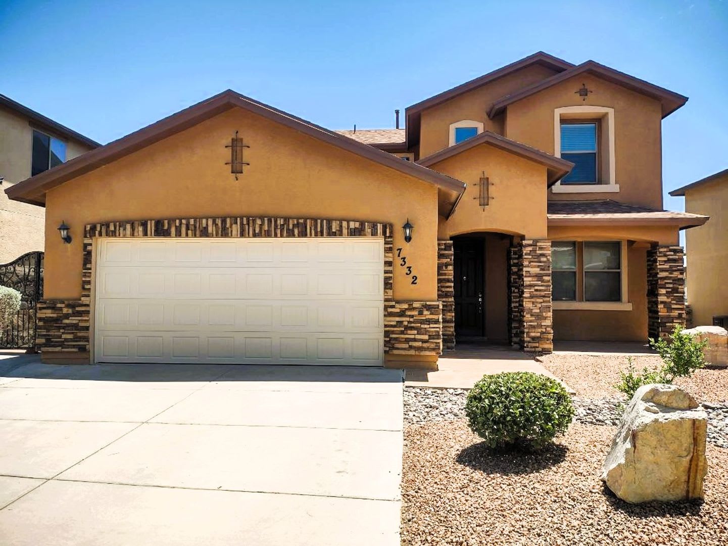 Dazzling Two Story Westside Home With Refrigerated Air Located In Quiet Neighborhood – photo 1