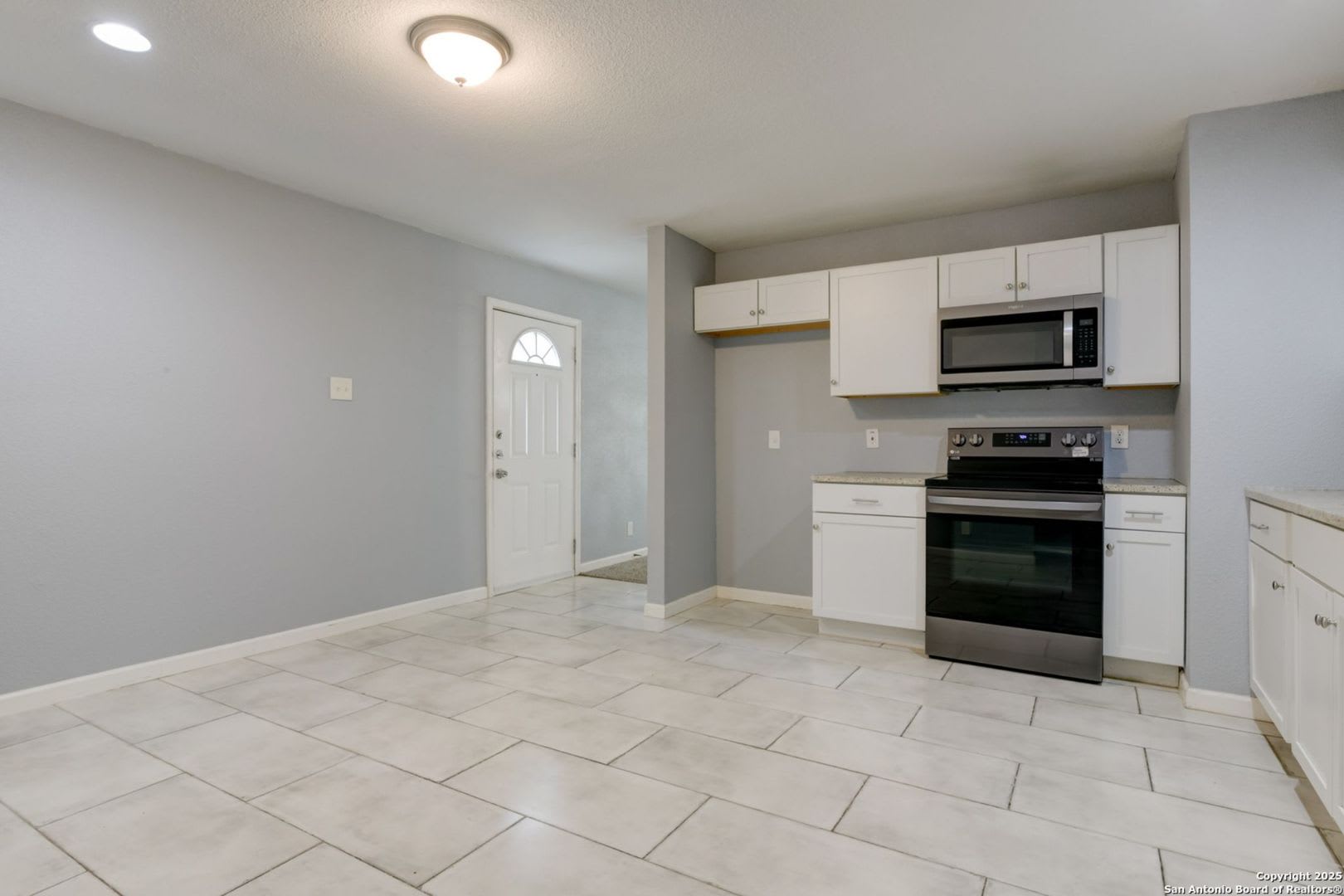 COZY 3-BEDROOM HOME IN KIRBY – photo 5