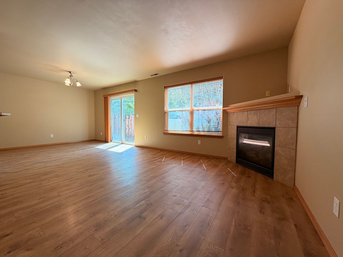 SPACIOUS REDMOND TOWNHOME w/DBL CAR GARAGE & AC! – photo 5