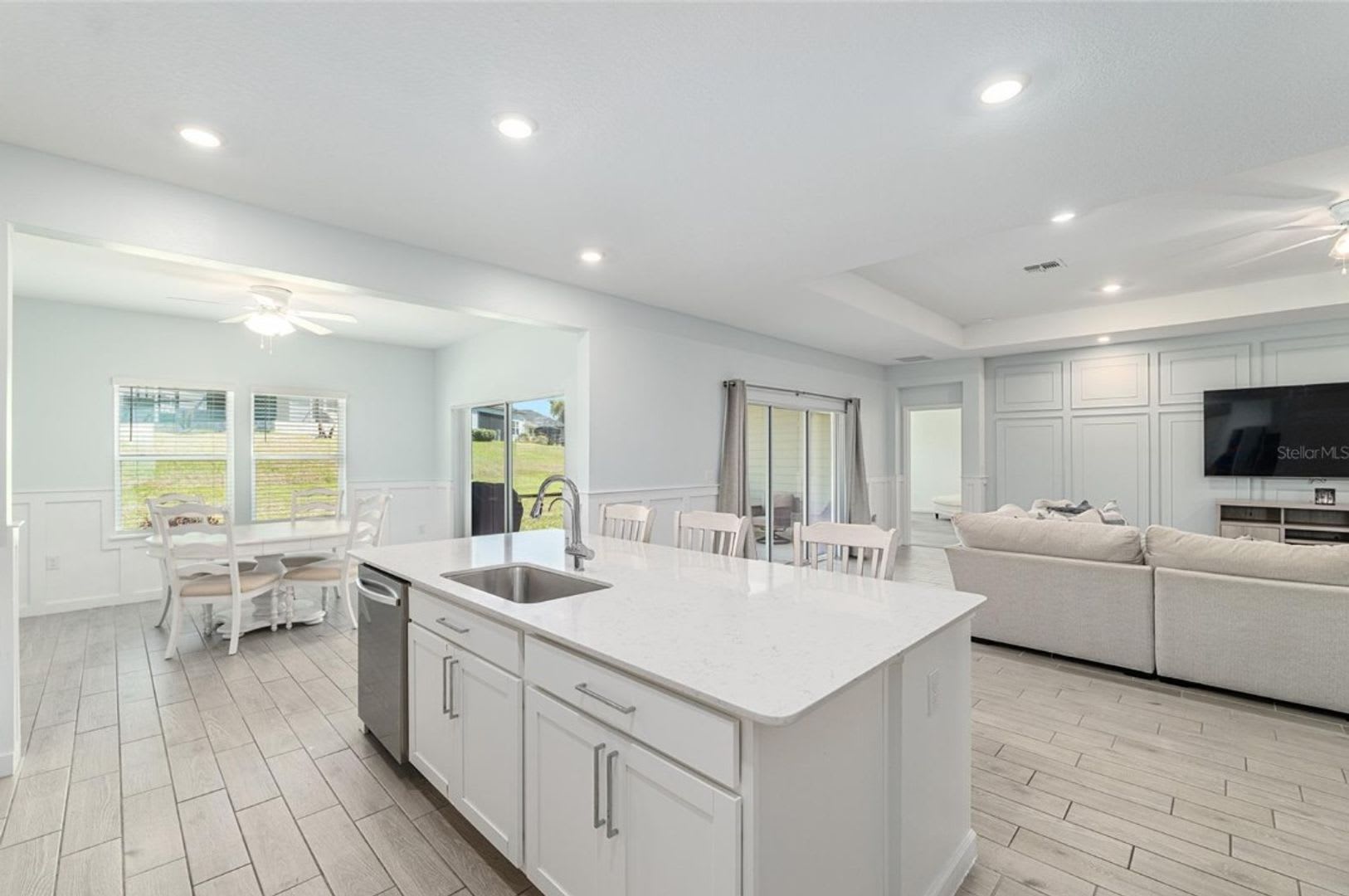 Gorgeous 4/3 with 3 Car Garage – photo 2