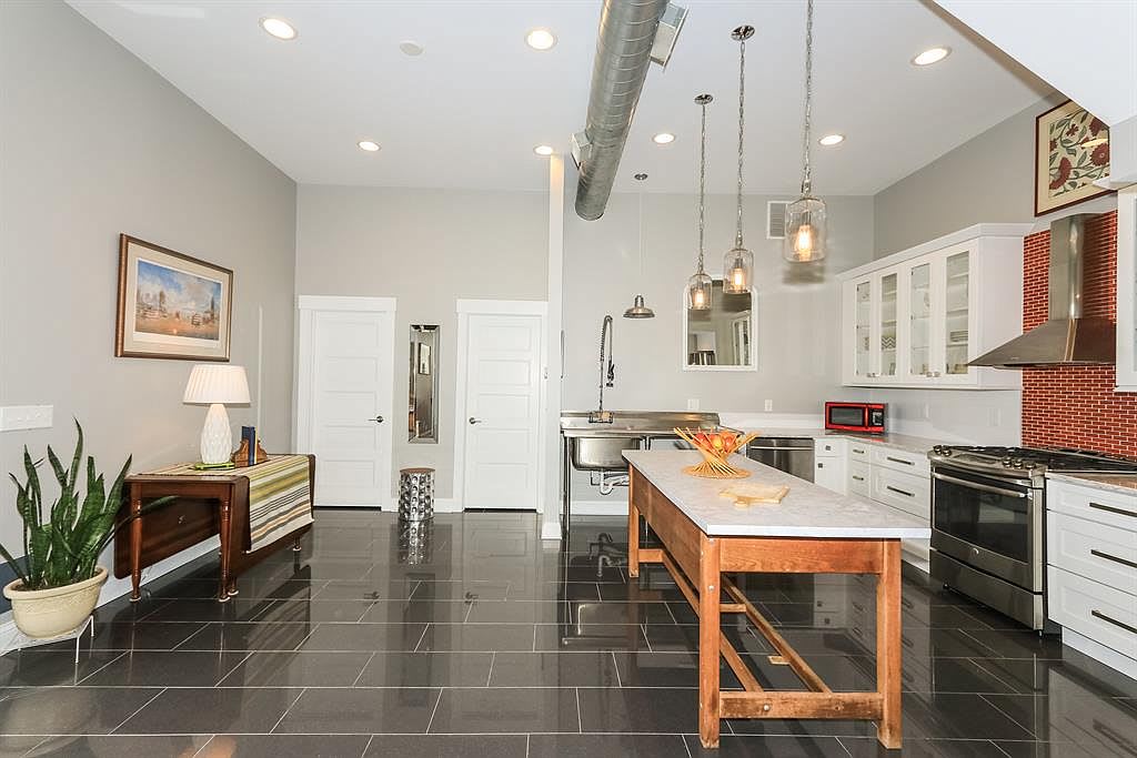 2354 Riverside Drive – photo 3