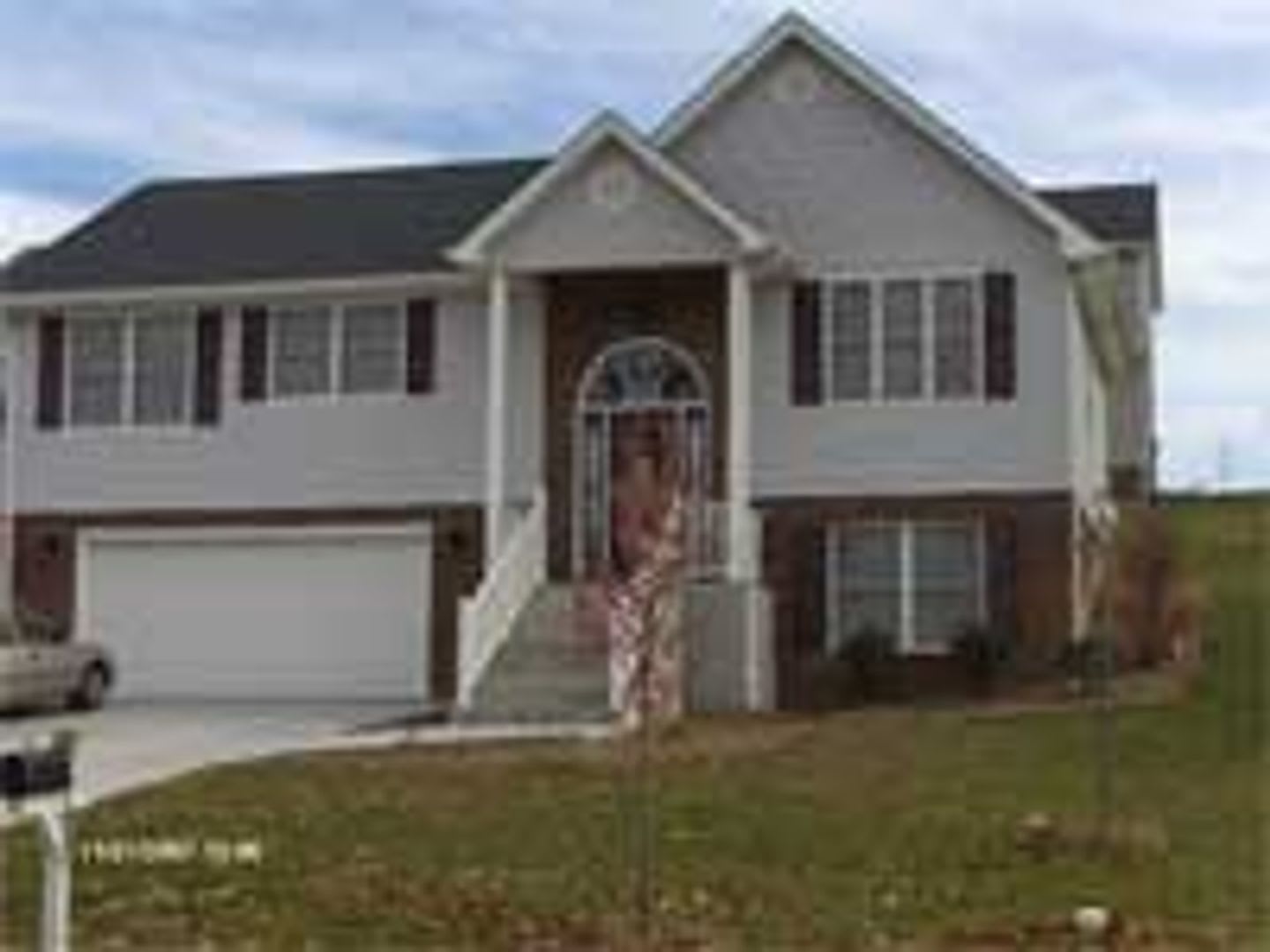 3 Bedroom 3 Bath House with 2 Car Garage – photo 2