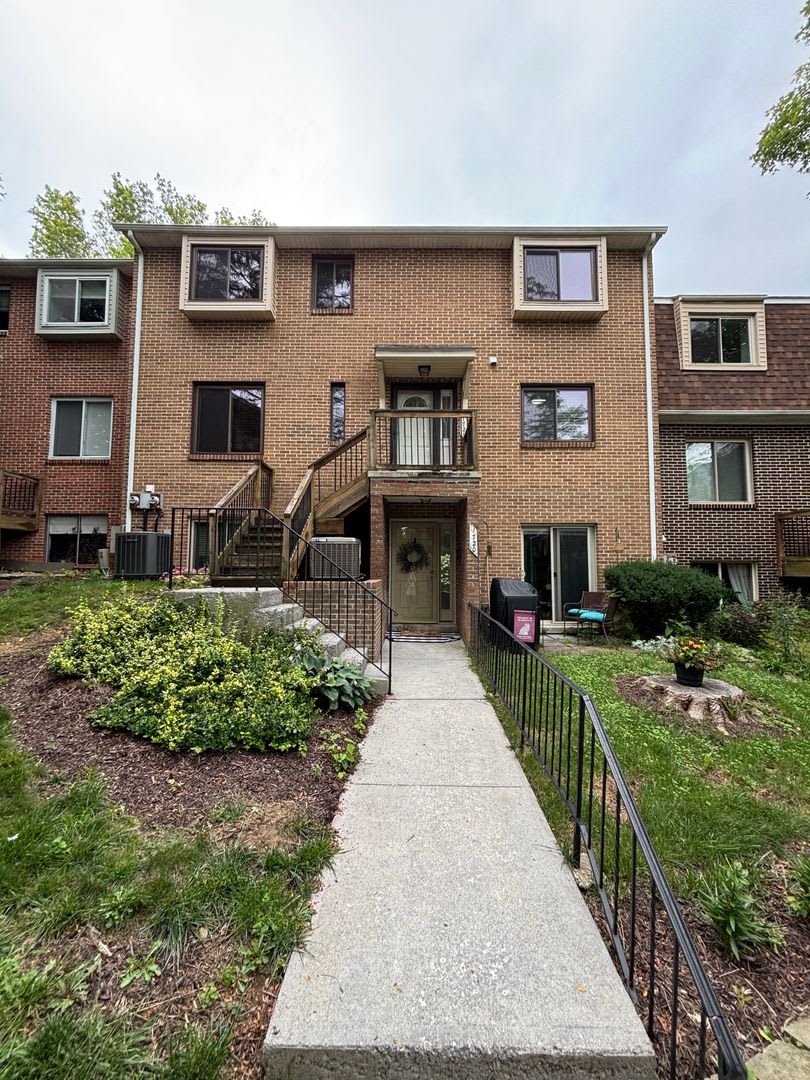 3 Bedroom, 2 Bath Townhouse – photo 1