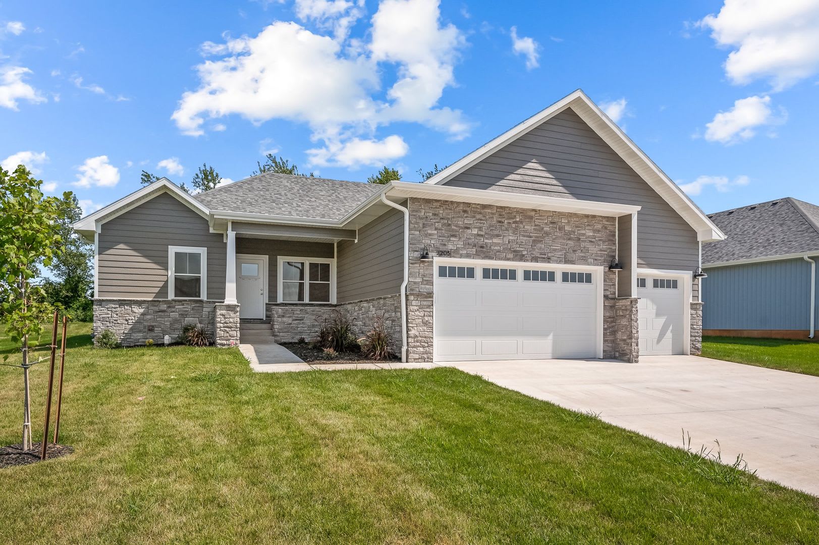 Beautifully Updated 4 Bedroom Home in Ozark, MO! – photo 3