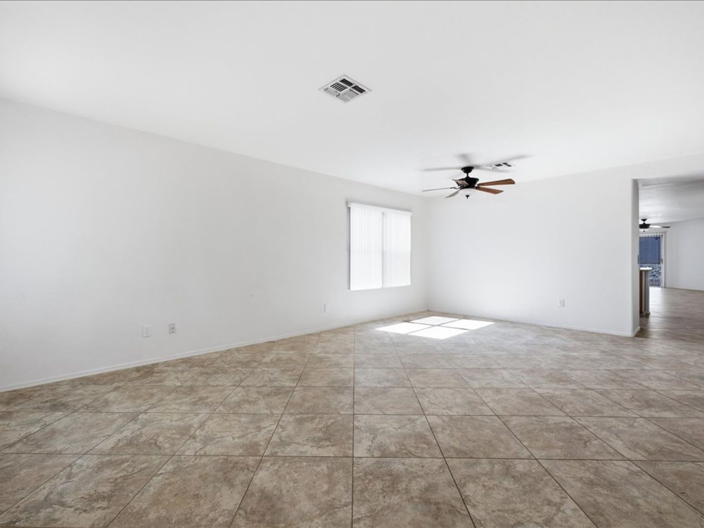 Spacious 4-Bedroom Home with Modern Features & Large Backyard! – photo 4