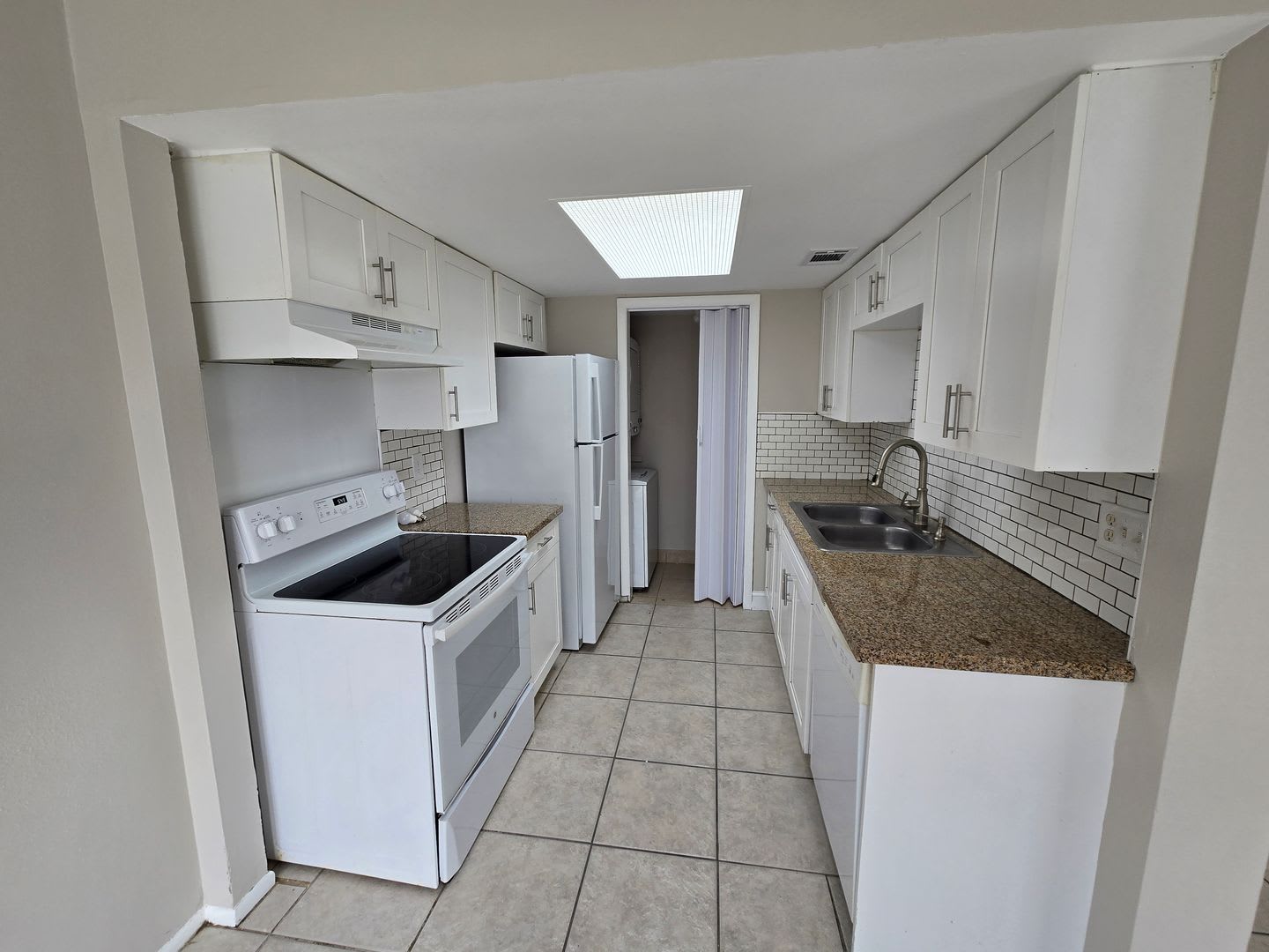 Spacious 2 Bedroom Orlando Condo with Water Included – Available Now! – photo 5