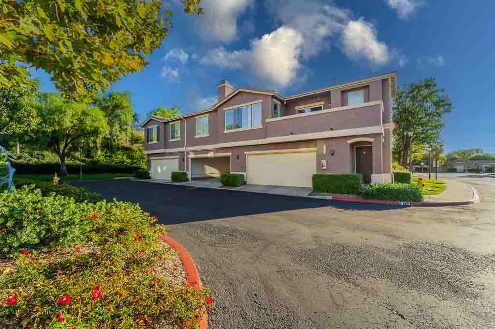 Gorgeous Town Home- Gated community- Pool – photo 4