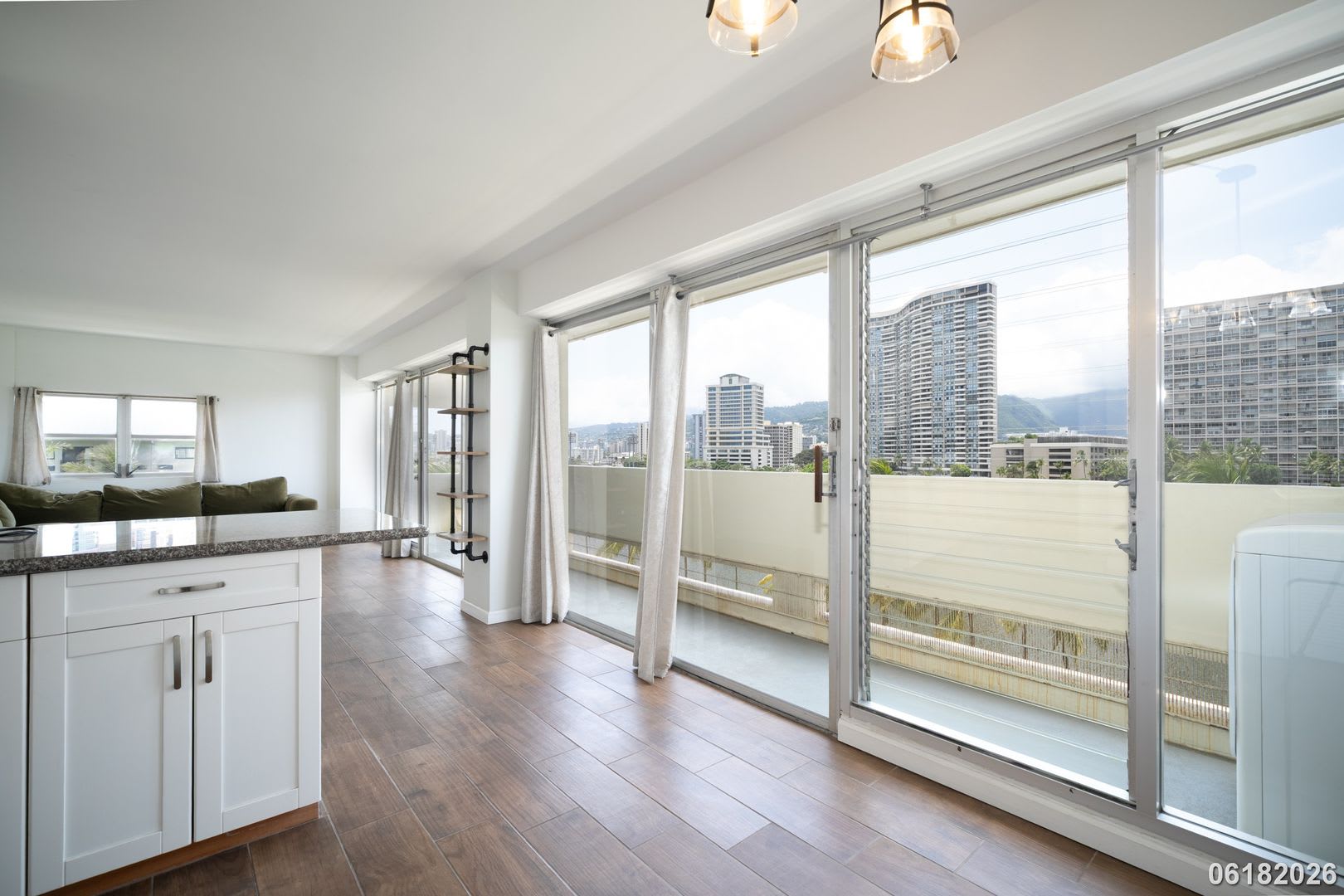 Spacious Corner Unit 2 Bed/1.5 Bath with Canal & Mountain Views – photo 2