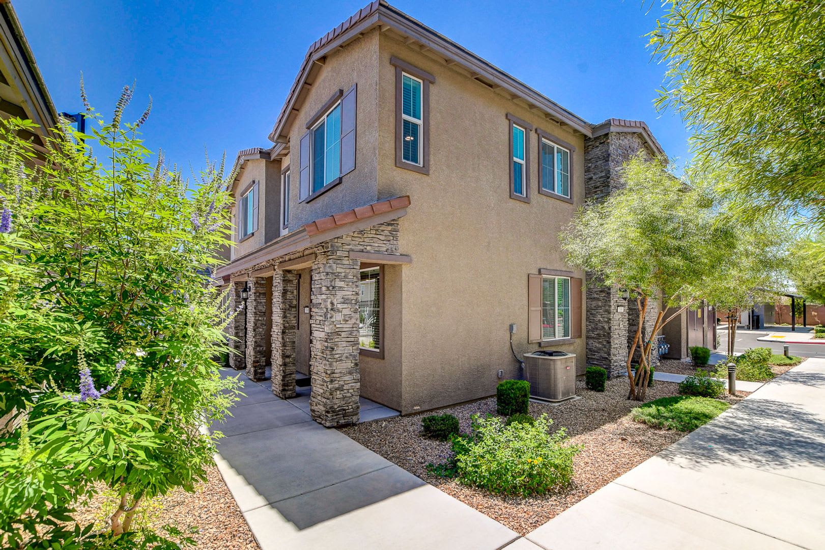 3 Bedroom townhome with Elevator! – photo 1