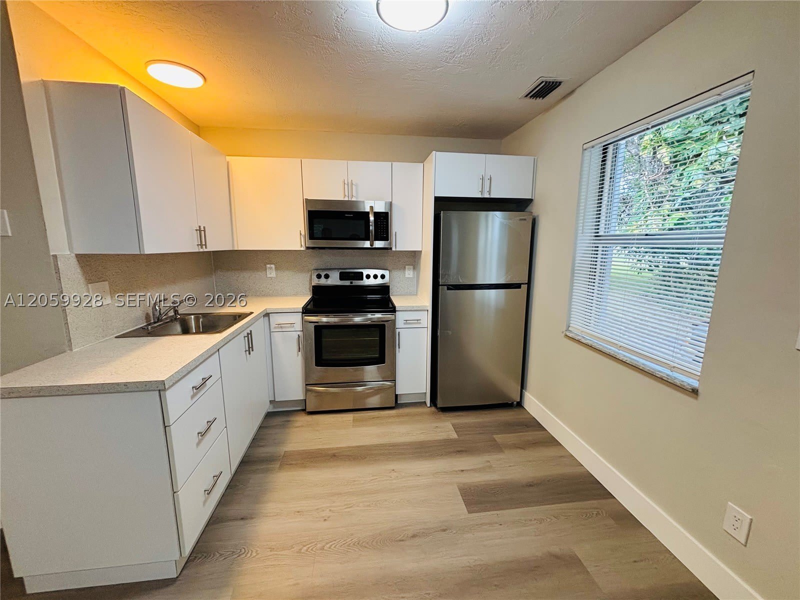 1011 Sw 8Th St – photo 2