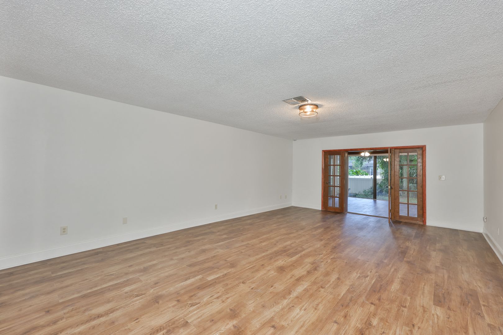 Move In Special 3 Beds 2 Baths Home With Jacuzzi 2 Car Garage In Clearwater – photo 5