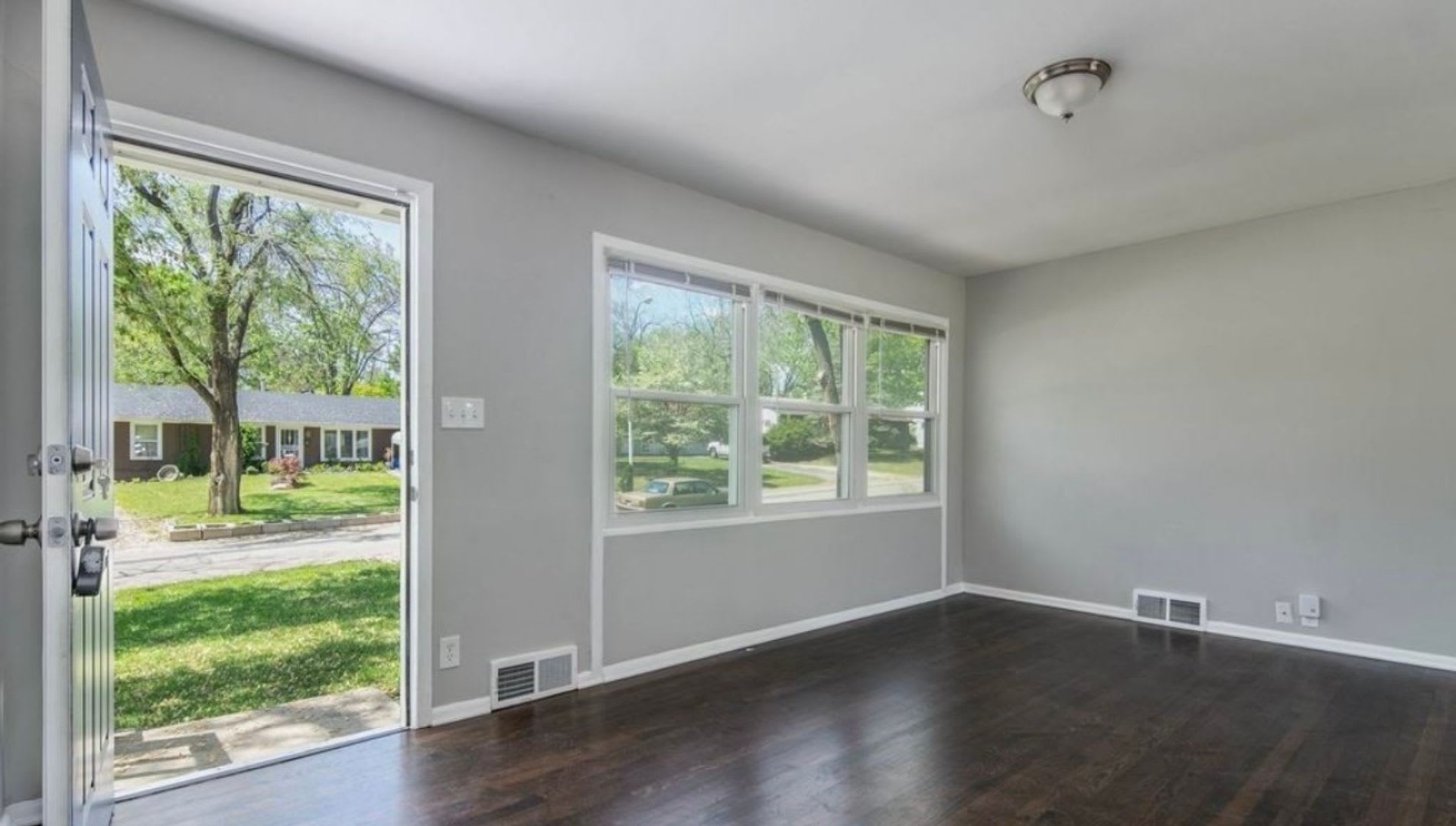 Charming 3 Bed 1 Bath Home With 1 Car Garage In South Kansas City – photo 3