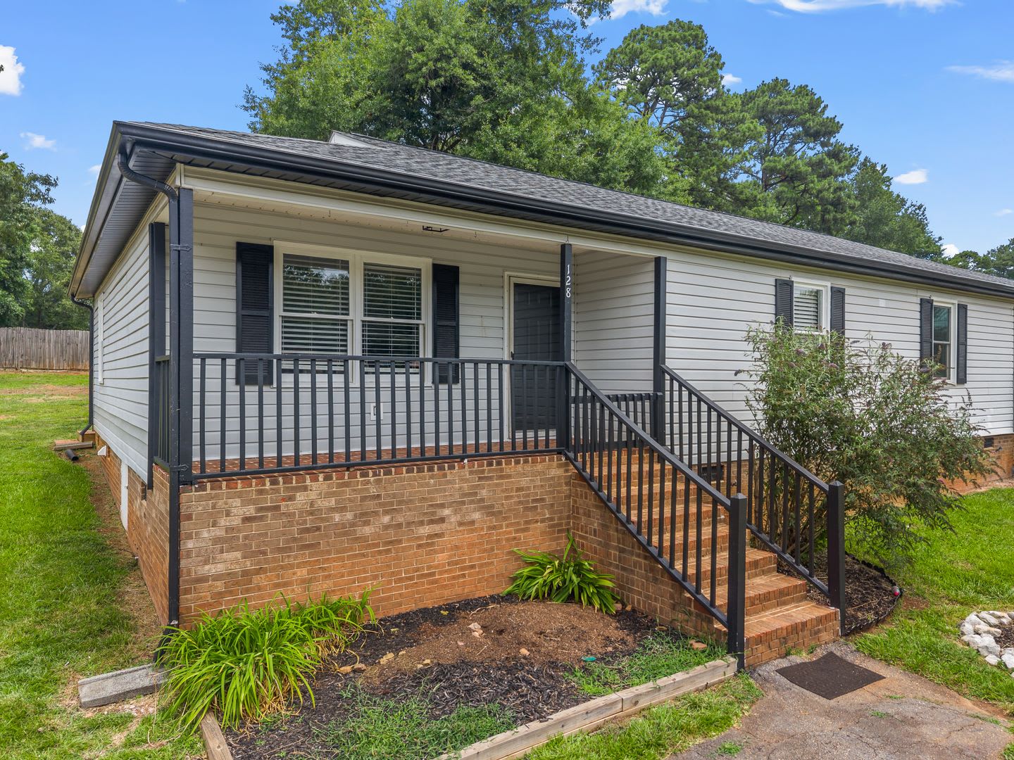 Freshly Renovated 2 Bed 2 Bath Home 500 Off First Month Rent – photo 2