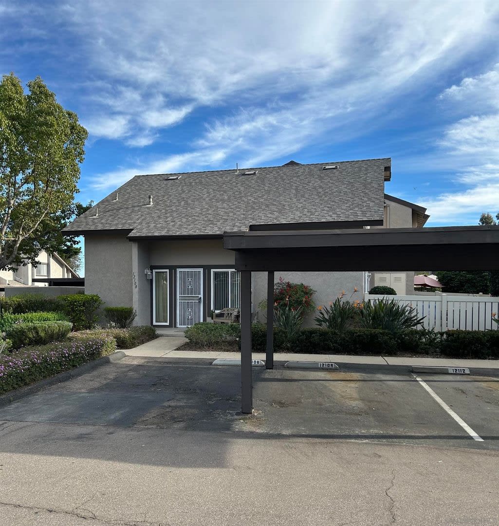 Charming 3 Bedroom Townhome in Poway! – photo 2