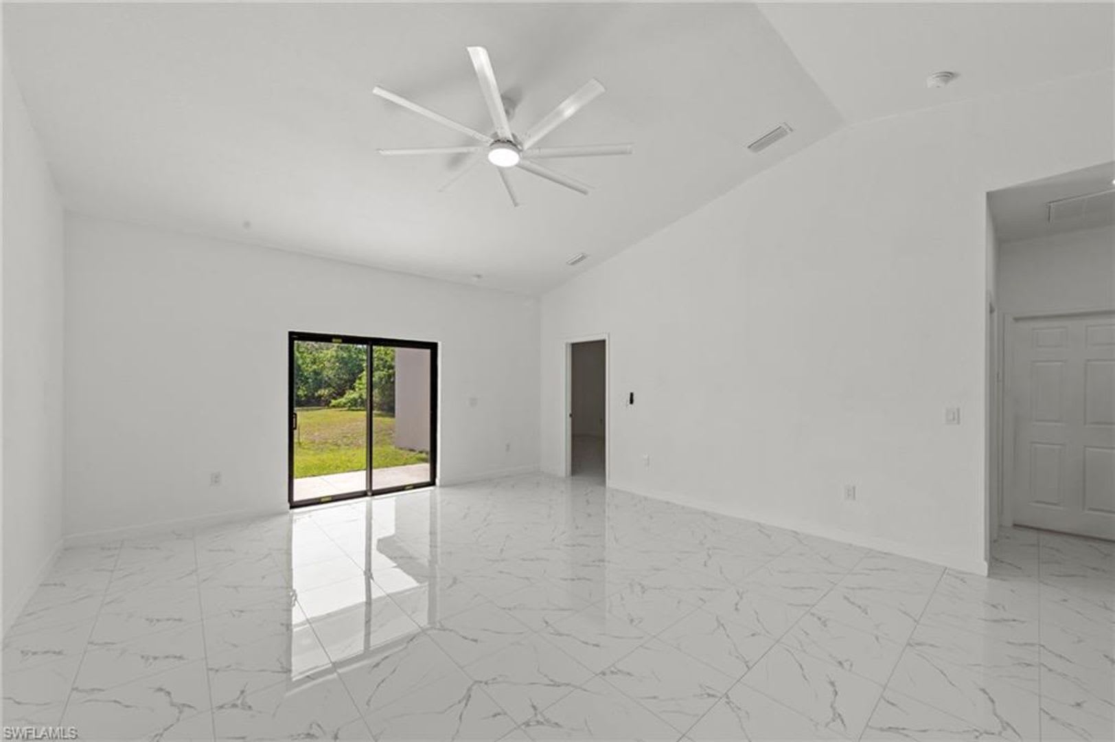 Unfurnished 3+ Den /3 bath / 1 car garage Single Family Home in Lehigh Acres – photo 2
