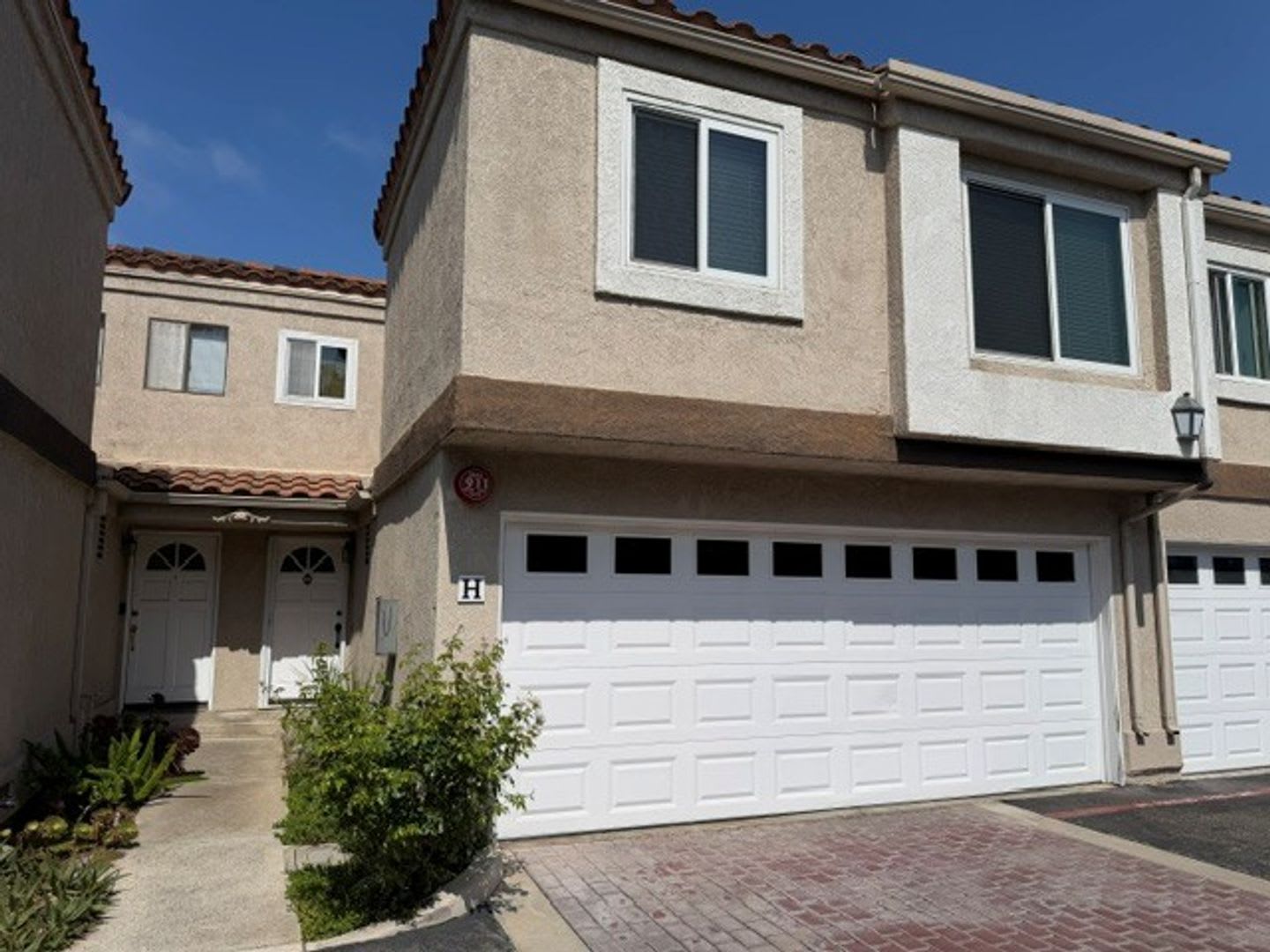 Victoria Court: 3 Bedroom 2.5 Bath Attached Townhouse – photo 2