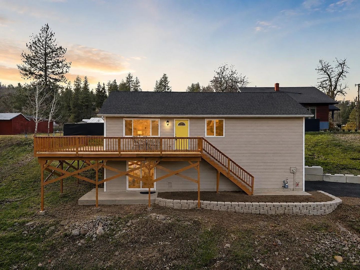 Spacious 4-Bed / 3-Bath South Hill Home — Views, Central A/C, Attached Garage – photo 1