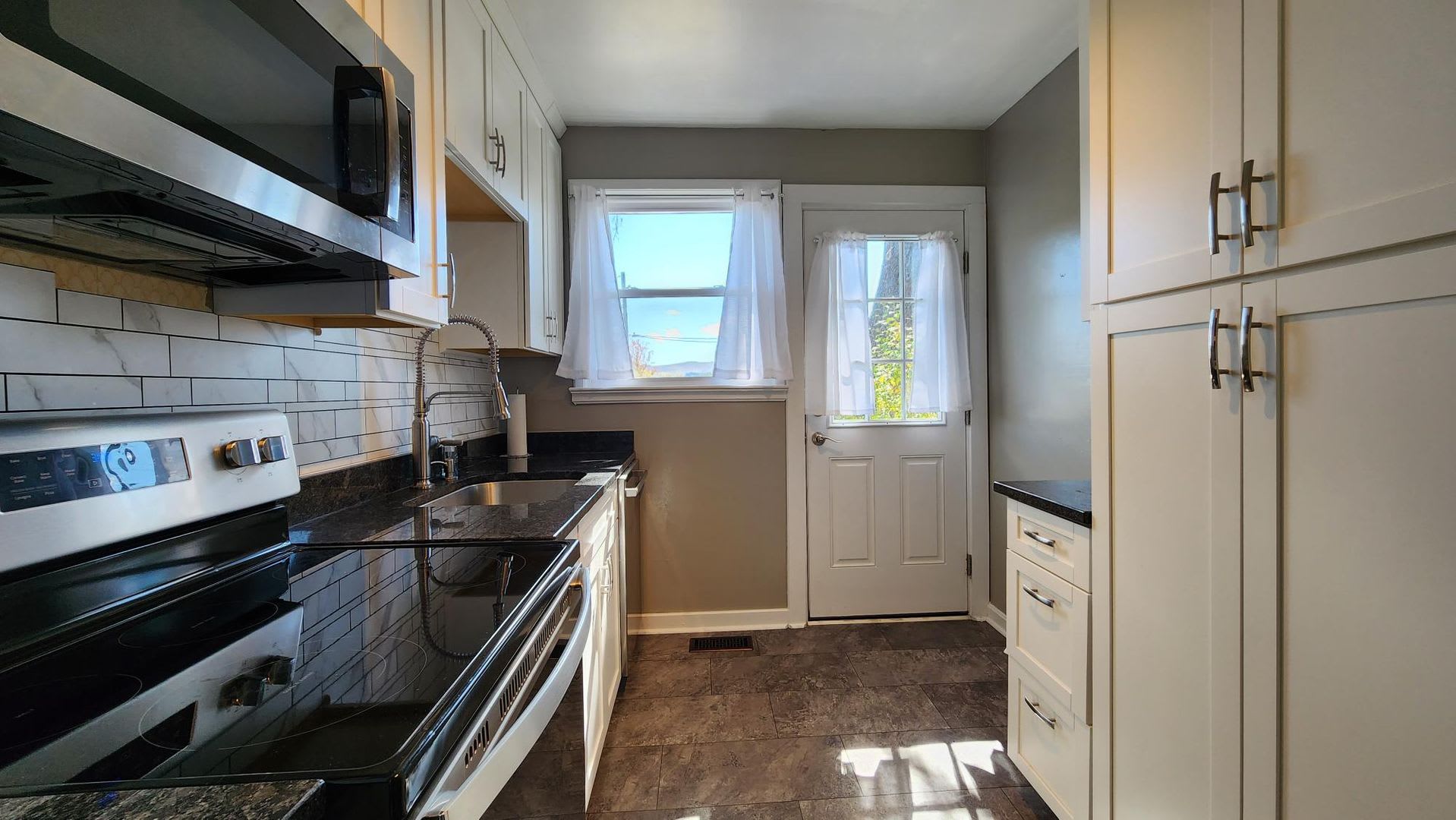 Newly Renovated Sapphire Manor Condo – photo 4