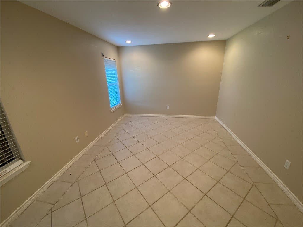 5621 Burton – photo 2