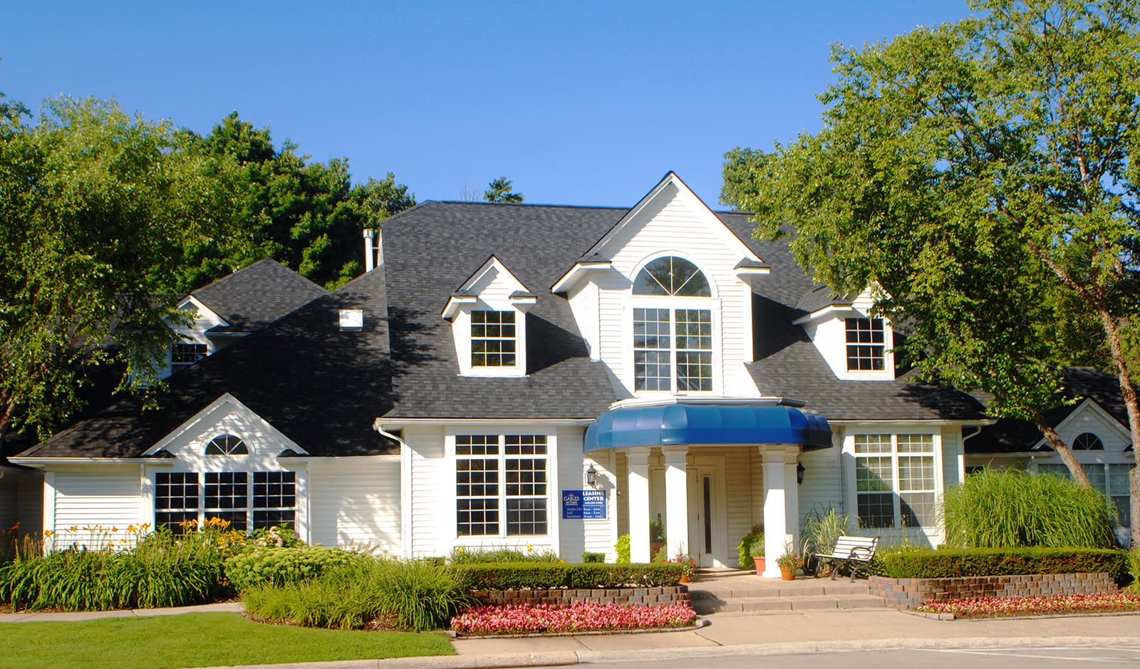 Picturesque Cottage In Vacation Like Setting Stunning Views Of Tipsoco Lake – photo 2