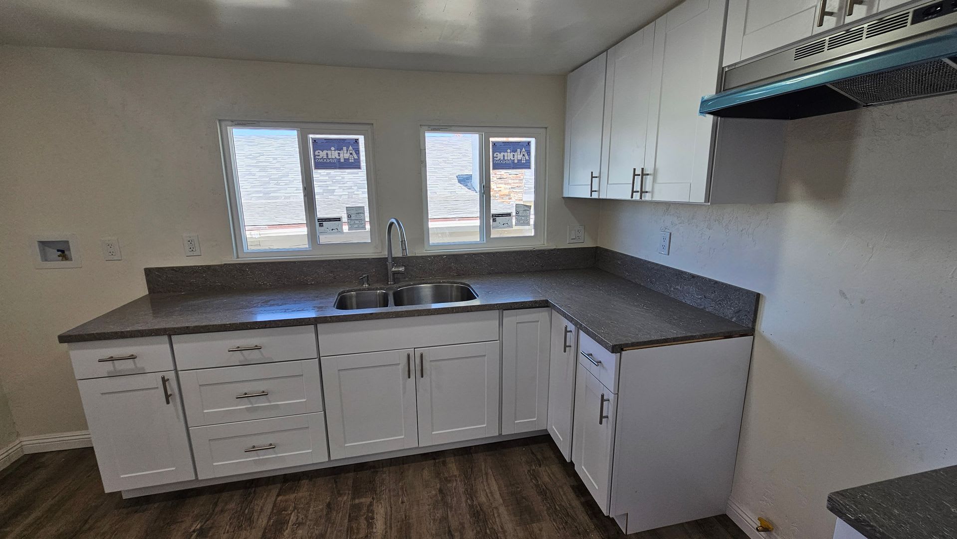 Newly Renovated 3 Bedroom, 2 Bathroom Home in Taft! – photo 5