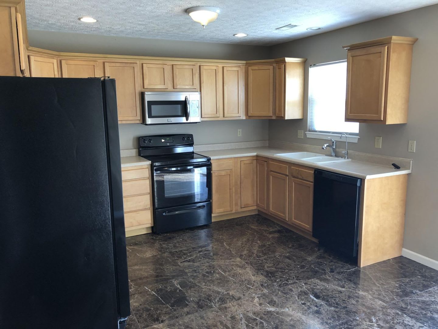 Beautiful townhouse, 3 master-bedrooms, with one on main level. All new kitchen appliances. – photo 3