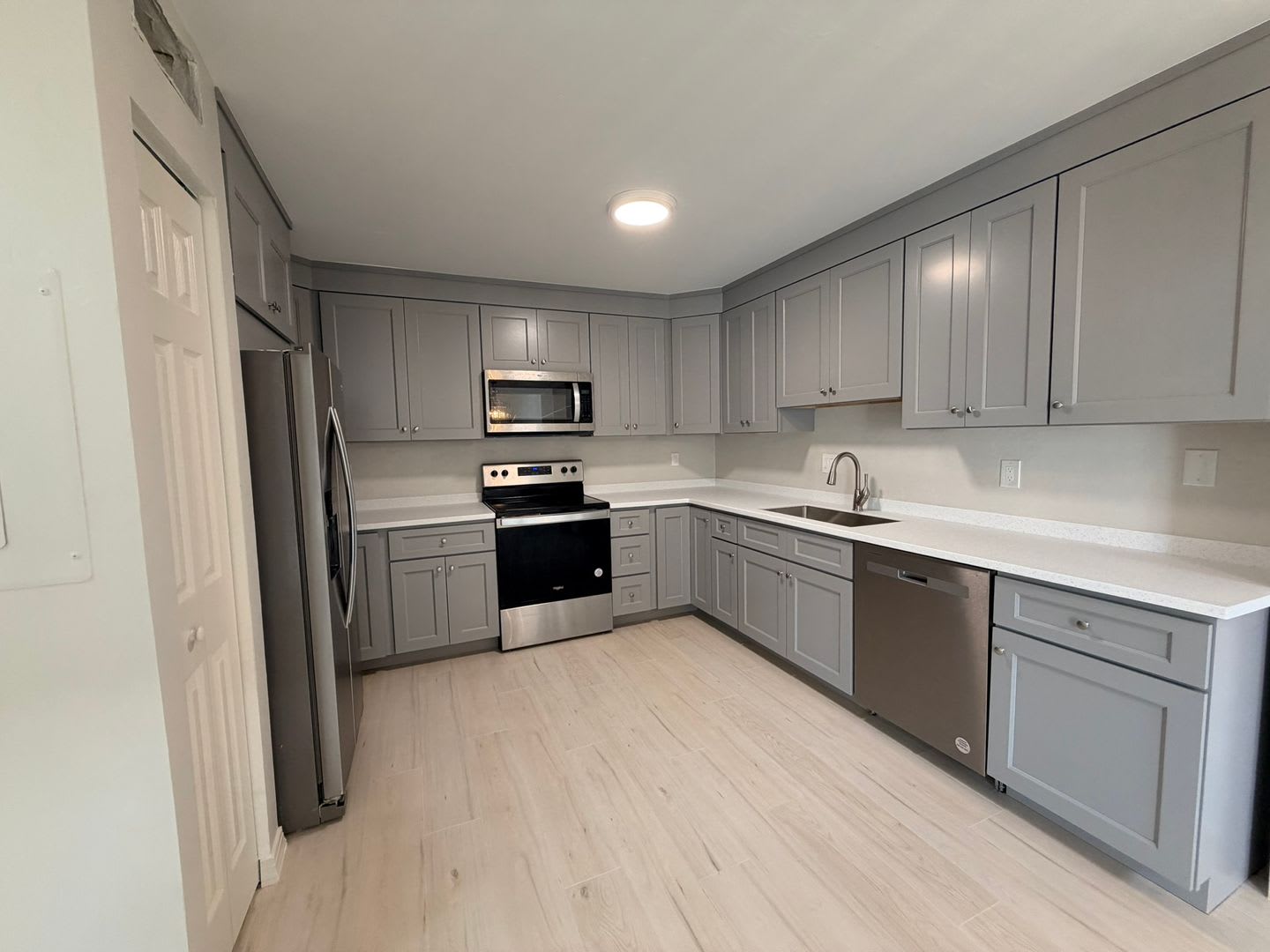 Beautiful Remodeled Townhome – photo 2