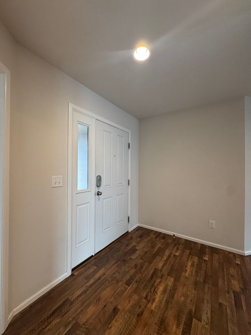 Quiet 3 Bed Home with Fenced Yard – photo 5