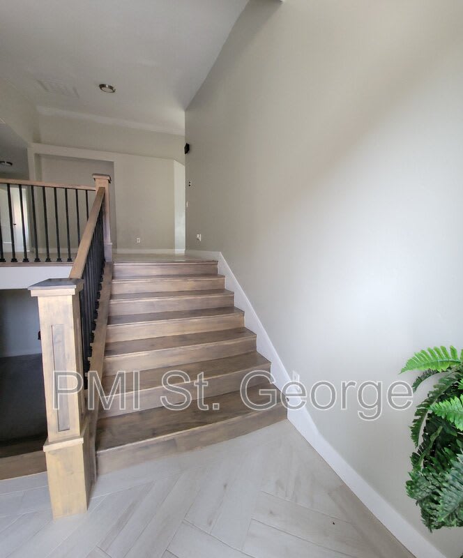 1065 N Canyon Street – photo 3