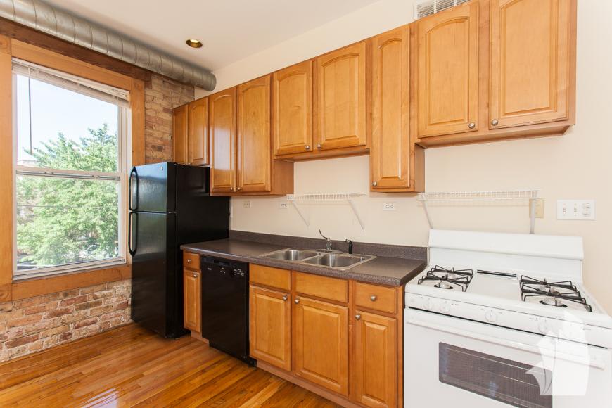 2452 N Southport Ave – photo 4