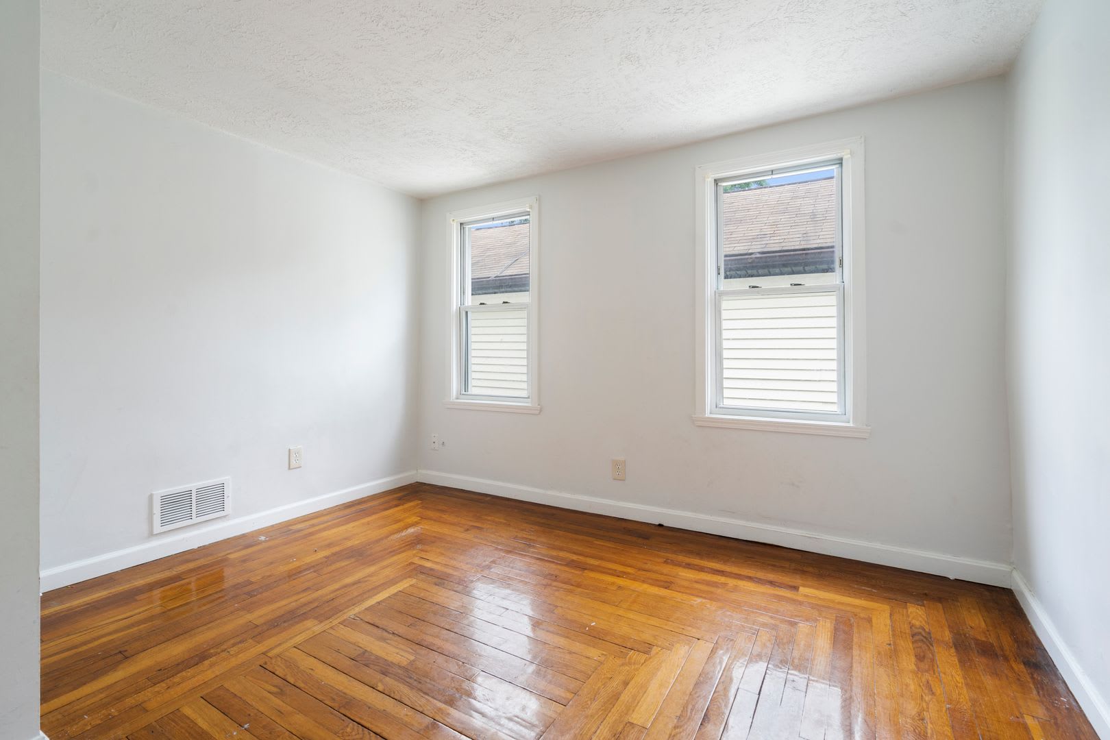 2 Months Free Luxury 4Br Home With Parking At 12 Kensington Street – photo 3