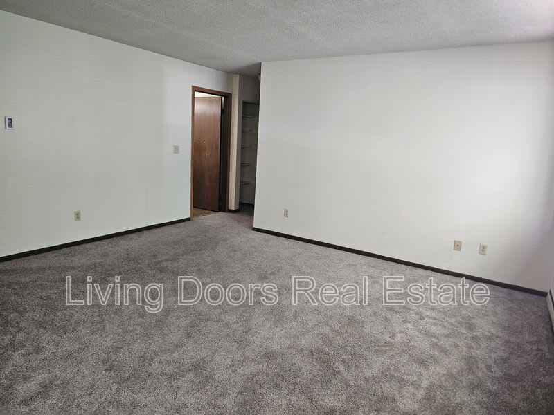 210 N Phillips Ave – photo 3
