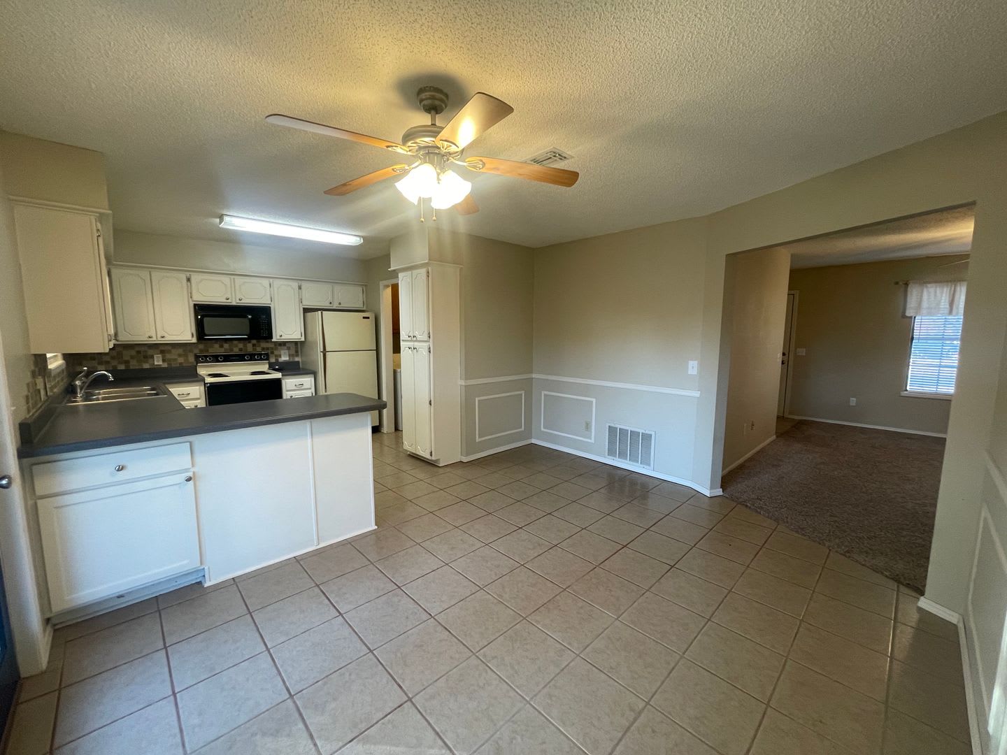 Beautiful 3-Bedroom / 2-Bathroom Home Near Stillwater Junior High and Skyline Elementary! – photo 3