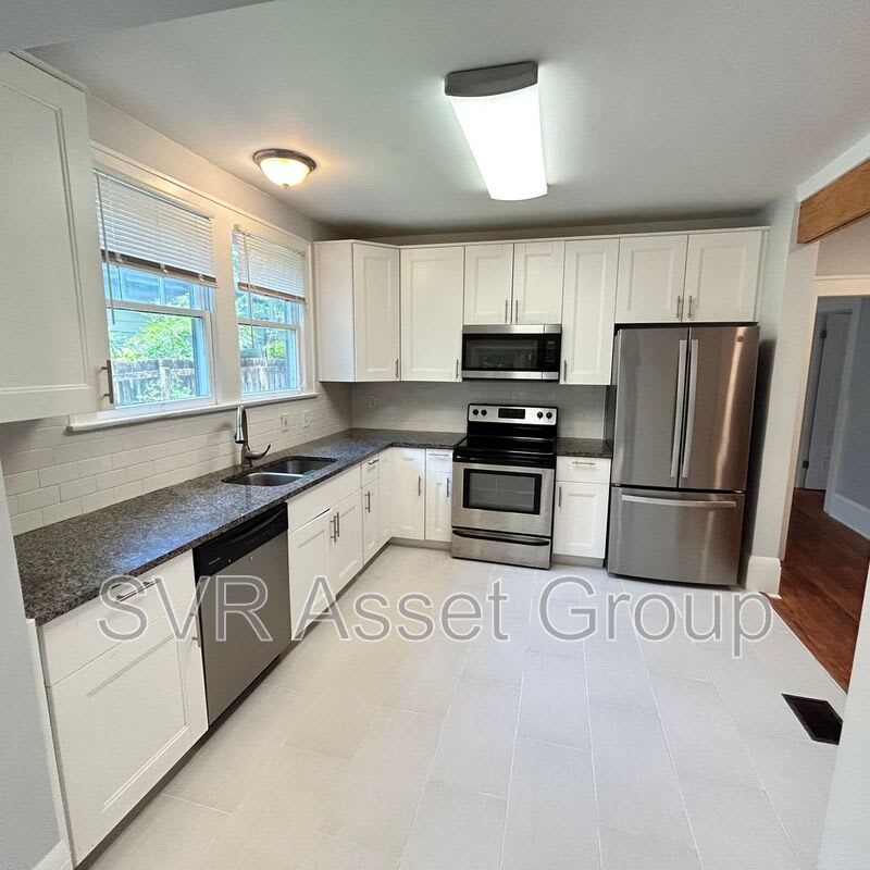 1758 Greenwood Ave – photo 4