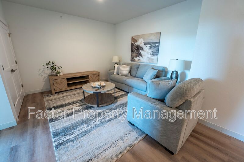 905 S. Victory Dr – photo 2