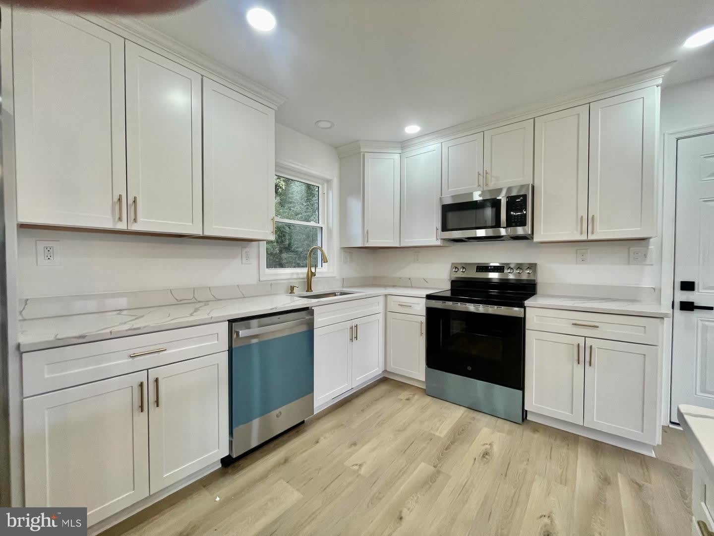 313 WINDSOR CT – photo 5