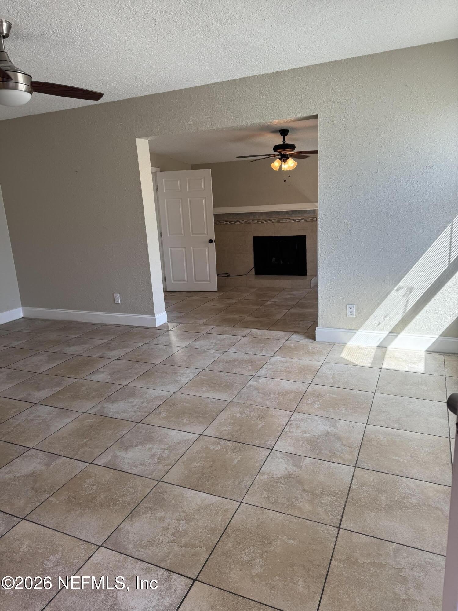 3923 HARBOR VIEW Drive – photo 2