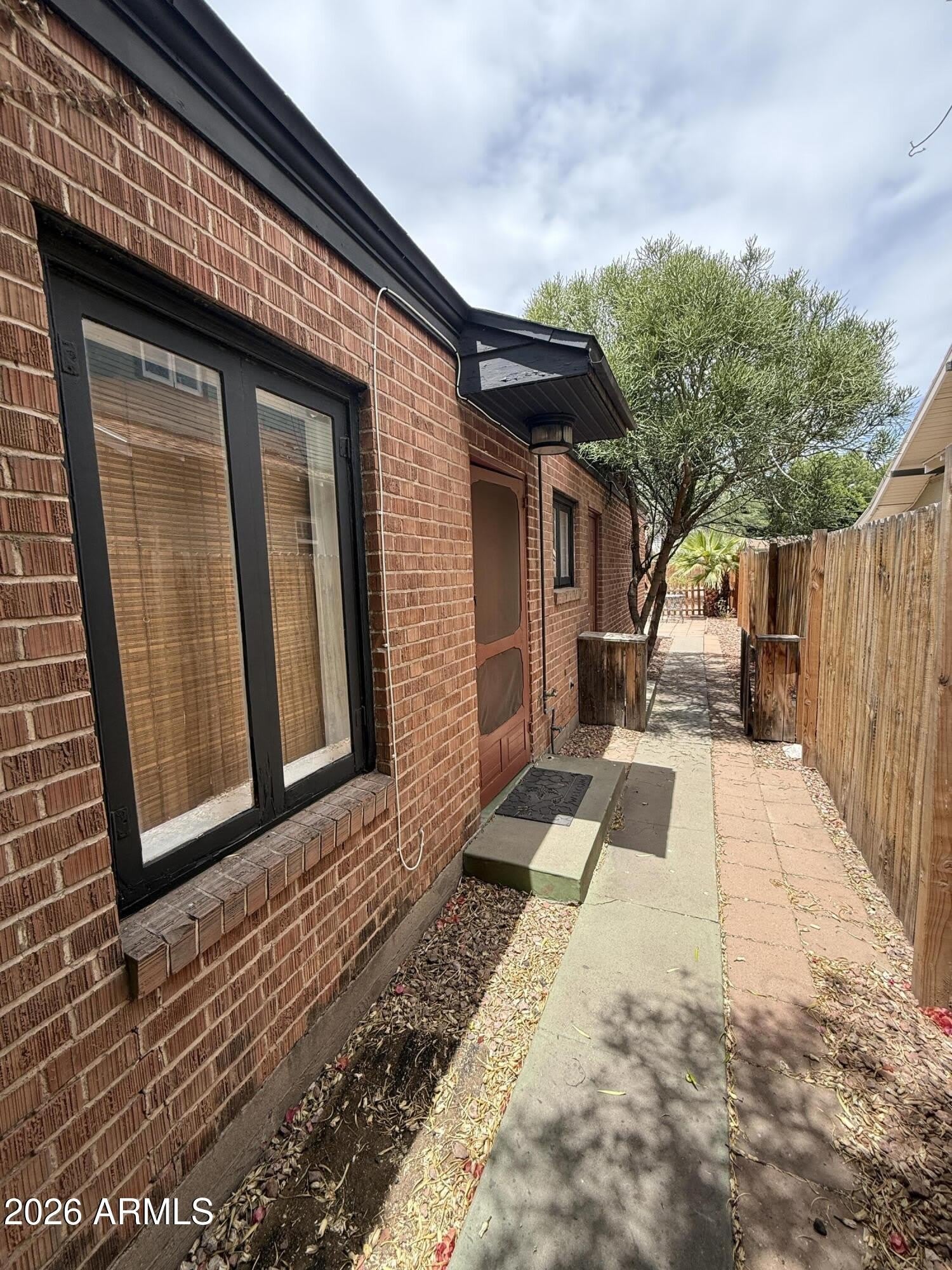 72 W WILLETTA Street – photo 4