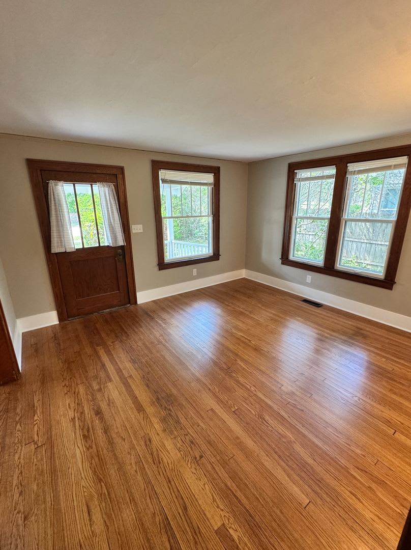 Spacious 4-Bedroom Home with 2 Kitchens – photo 3