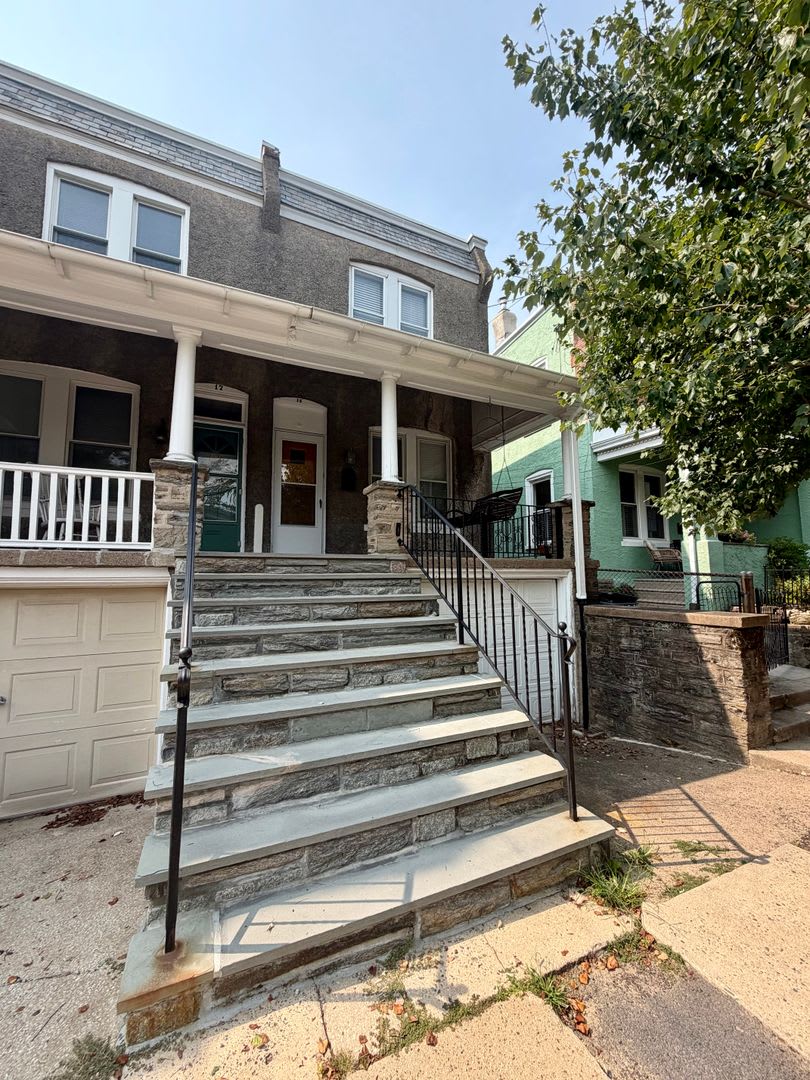 Charming 3-Bedroom Townhome in Chestnut Hill with One-Car Garage! Available Mid-September! – photo 2