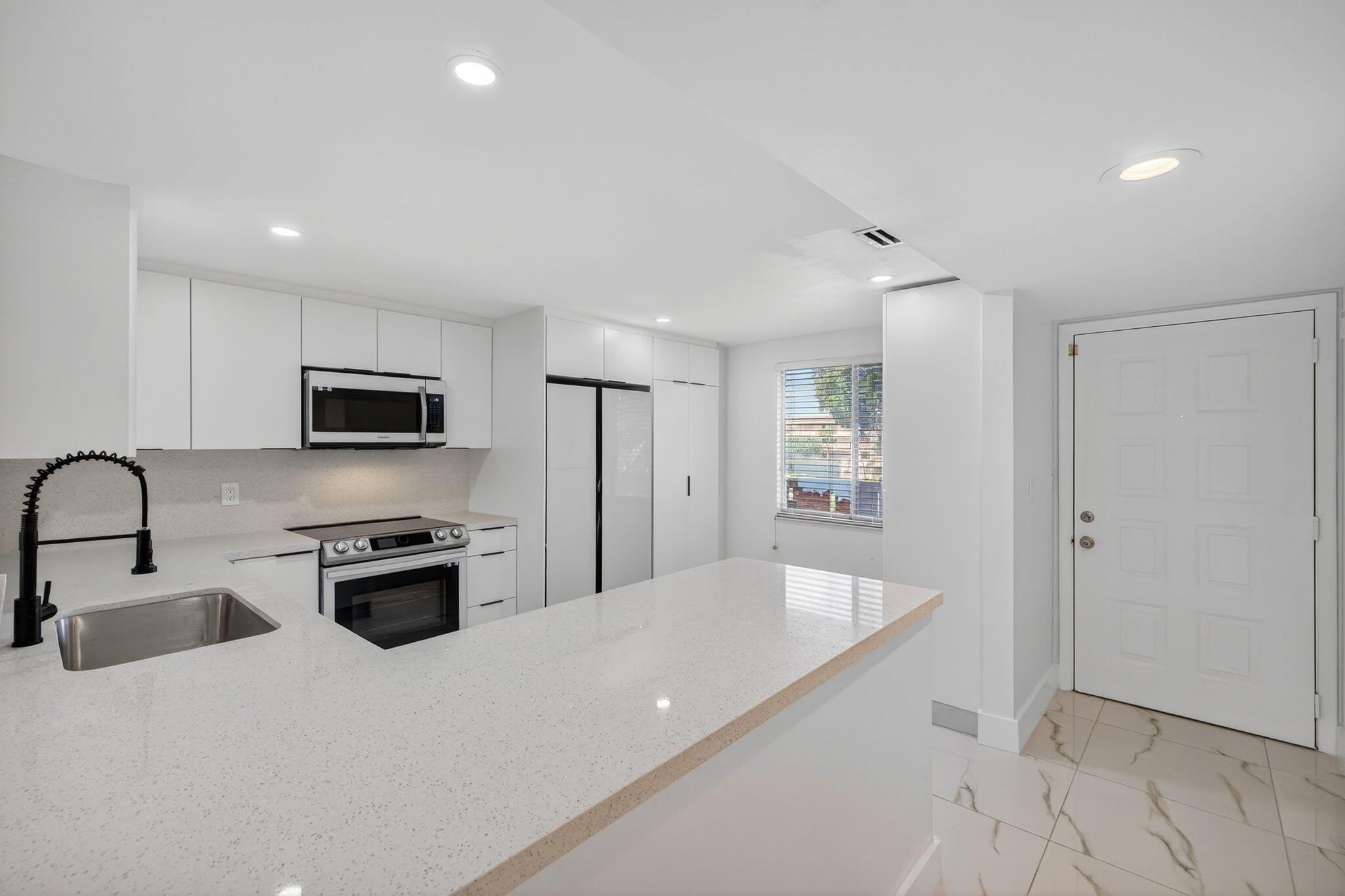 14375 Strathmore Lane – photo 2