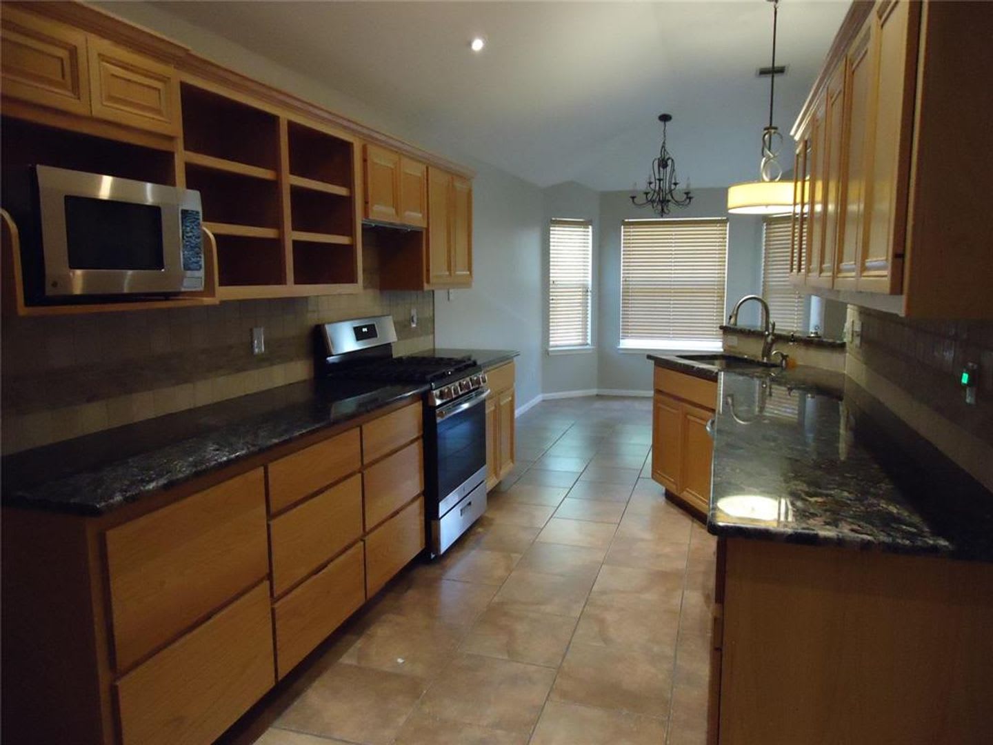 Beautiful One-story home with an Open floor plan – photo 4