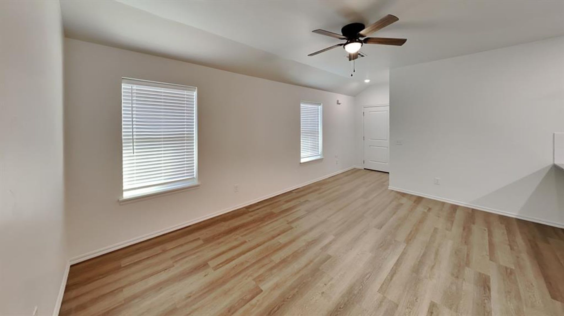 Brand New Stunning and Spacious 3 Bedroom 2 Bath Duplex in Mustang Schools – photo 4