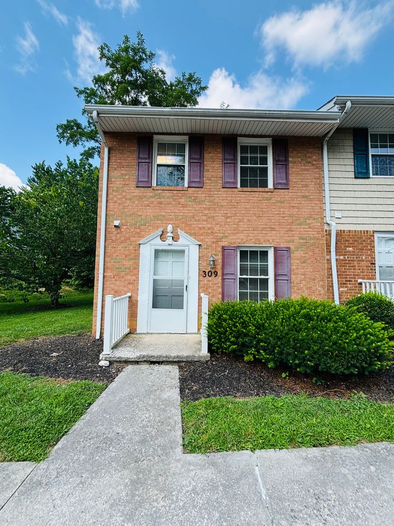2 Bedroom, 1.5 Bath Townhouse – photo 2