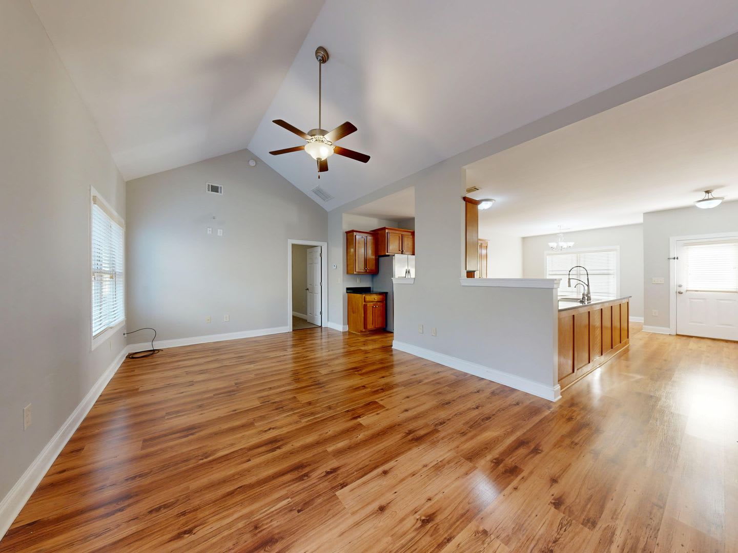 Phoenix Crossing, 4 Bed 3 Bath Home – photo 3
