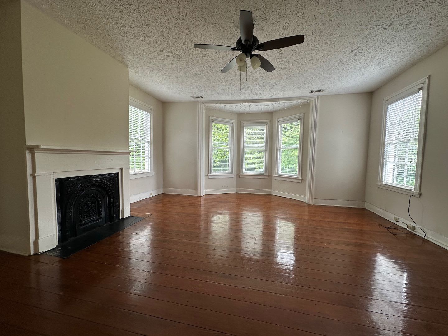 Available September 1st! Charming 2-Bedroom Apartment in Historic Augusta – Great Location – photo 1