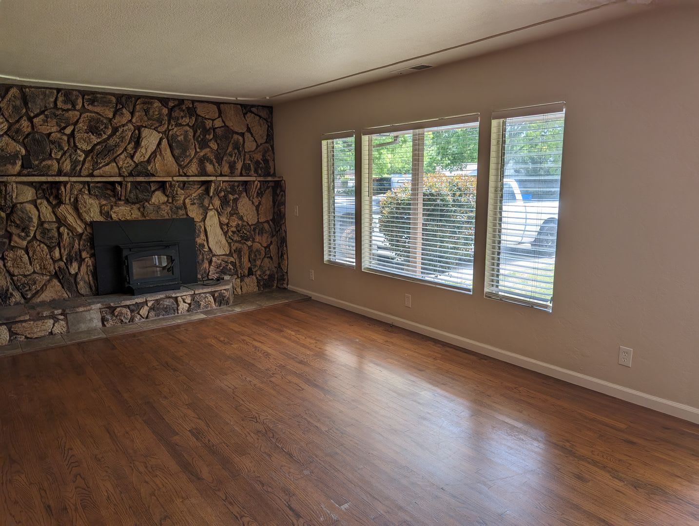 3 Bedroom House Near Shopping and Schools – photo 3